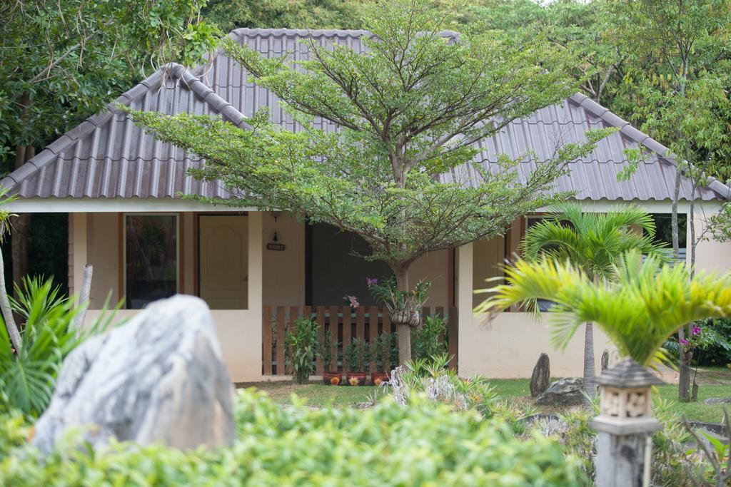 Dusit Talai Resort Nong Nam Daeng Екстериор снимка
